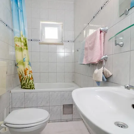 公寓 Plavac Mali-3 By Interhome *